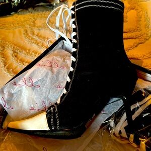 Ellie sz 8 women's Taylor 4.5" heel sneaker boots, black and white